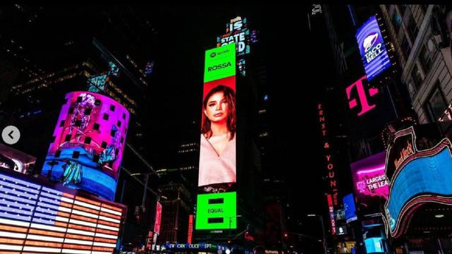 Giliran Wajah Rossa Yang Muncul Di Times Square New York City Showbiz Liputan6 Com