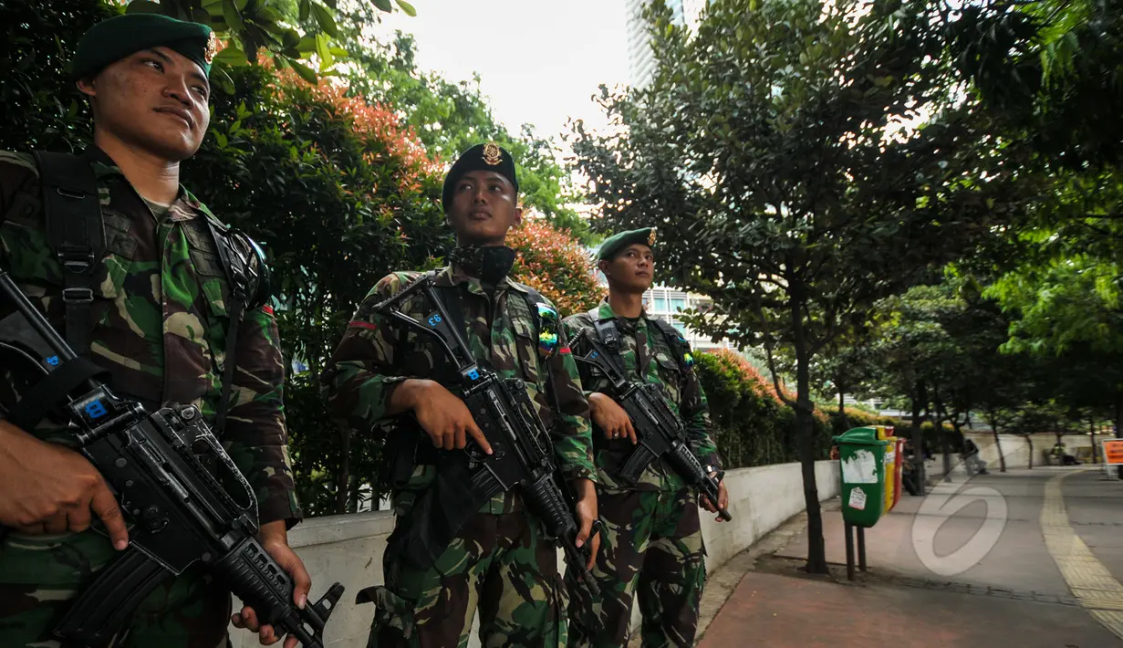 Sejumlah prajurit TNI melakukan pengamanan Konferensi Asia-Afrika di Kawasan Senayan, Jakarta, Senin (20/4/2015). Pengamanan dilakukan untuk menjaga kelancaran KAA yang berlangsung 19-24 April 2015 di Jakarta dan Bandung. (Liputan6.com/Faizal Fanani)