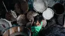 Seorang anak kecil mencoba bedug di tempat pembuatan bedug, kawasan Tanah Abang, Jakarta, Jumat (17/6). Aneka ragam bedug yang dijual dari harga Rp. 100 ribu hingga Rp 4 juta. (Liputan6.com/Faizal Fanani)