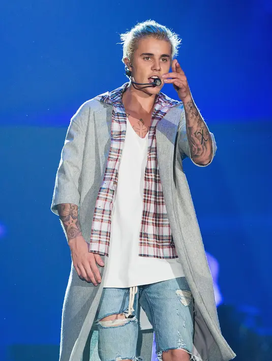 Rupanya Justin Bieber makin serius dengan Hailey Baldwin. Belakangan ini Hailey Baldwin sering menggunakan cincin di jari manisnya, sempat beredar rumor yaitu cincin tersebut adalah pemberian dari Justin Bieber. (AFP/Bintang.com)