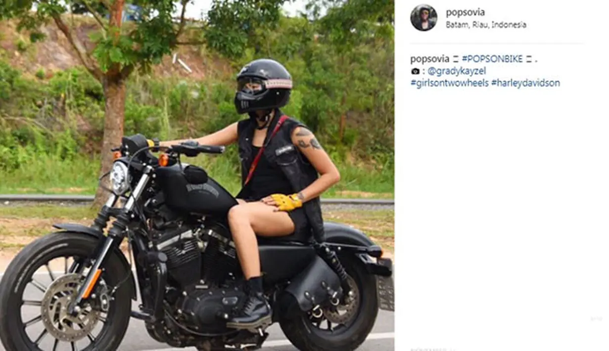 Poppy Sovia termasuk artis Indonesia yang punya banyak tato di badannya. Penampilan yang nyentrik membuat Poppy terlihat unik. (instagram.com/popsovia)