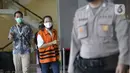 Mantan Asisten Komisioner KPU Wahyu Setiawan, Agustiani Tio Fridelia (kanan) usai menjalani sidang dakwaan di Gedung KPK, Jakarta, Kamis (28/5/2020). Agustiani Tio Fridelia menjalani sidang dakwaan terkait dugaan suap PAW anggota DPR RI periode 2019-2024, Harun Masiku. (merdeka.com/Dwi Narwoko)
