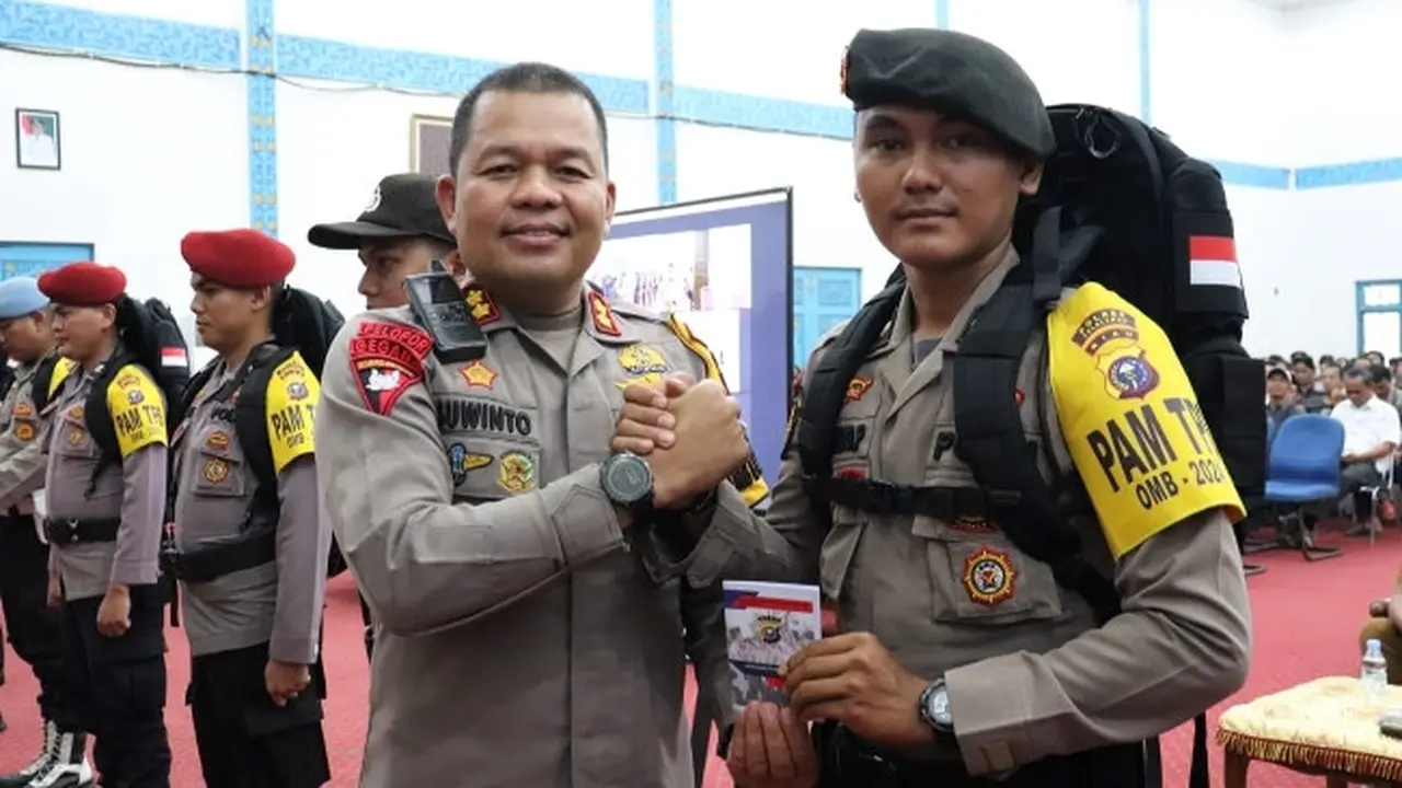 Kapolres Pelalawan bersama polisi yang akan mengamankan tempat pemungutan suara.