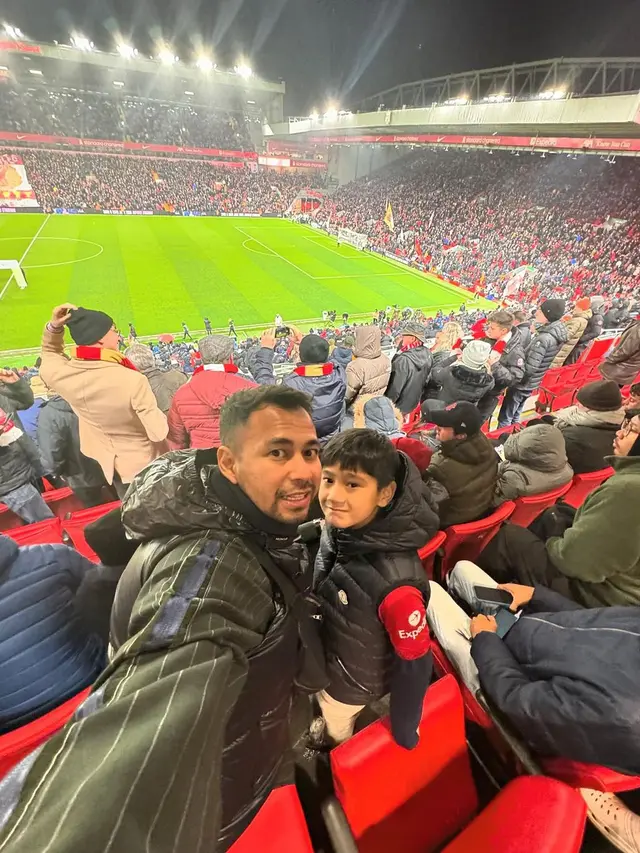 7 Potret Raffi Ahmad Ajak Rafathar Nonton Langsung Pertandingan Liverpool, Seru