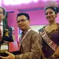 Perwakilan Kementerian Pariwisata Indonesia memberikan kenang-kenangan kepada Wee Cho Keong,Chairman of Malaysia Tourism di pameran pariwisata MITM 2016.