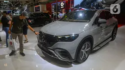 Pengunjung melihat mobil mewah Mercedes EQ E350 seharga Rp 2,8 miliar pada pameran otomotif GAIKINDO Indonesia International Auto Show (GIIAS) 2024 di Indonesia Convention Exhibition (ICE) BSD Tangerang, Banten, Jumat (19/7/2024). (merdeka.com/Arie Basuki)