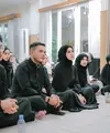Irish Bella menyambut bulan suci Ramadan dengan penuh antusias. Menjelang datangnya bulan penuh berkah ini, aktris berusia 28 tahun tersebut menggelar pengajian bersama suaminya. [@_irishbella_].