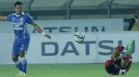 Aksi Tony Sucipto asal Persib Bandung saat melawan Persiba Balikpapan dalam turnamen Piala Presiden 2015 di Stadion Si Jalak Harupat, Rabu (2/9/2015). (Bola.com/Peksi Cahyo)