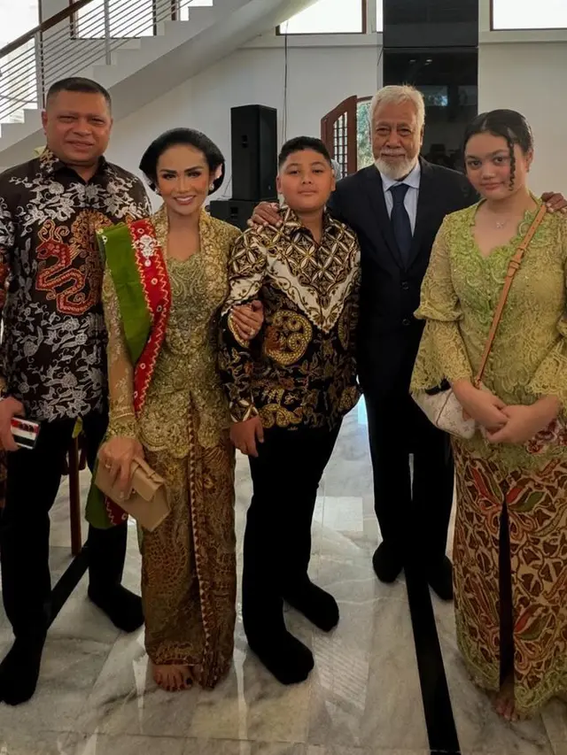 Krisdayanti, Amora Lemos, dan Yuni Shara Kenakan Kebaya saat Hadir di Pernikahan Anak Susi Pudjiastuti, Nadine Kaiser. [@krisdayantilemos]