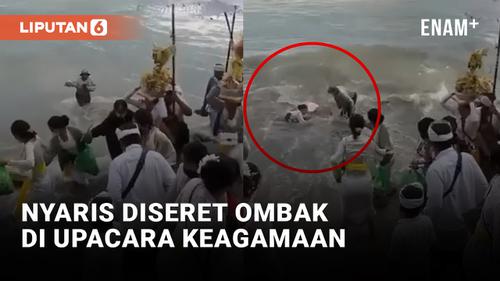 VIDEO: Ngeri! Wanita ini Nyaris Diseret Ombak saat Upacara Keagamaan di Bali