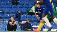 Pelatih Chelsea, Frank Lampard menyaksikan pemainnya bertanding melawan Norwich City pada pertandingan lanjutan Liga Inggris di Stamford Bridge, London, Inggris (14/7/2020). Chelsea menang tipis 1-0 atas Norwich. (AP Photo/Adam Davy,Pool)