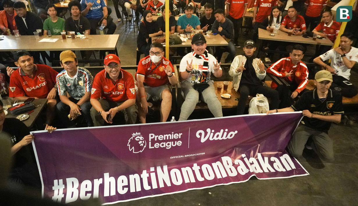 Fans MU yang tergabung ke dalam IndoManutd Jakarta saat Roaring Night Liga Inggris antara Manchester City melawan Manchester United di Picth 98, Kemang, Jakarta, Minggu (03/03/2024) malam WIB. (Bola.com/Abdul Aziz)