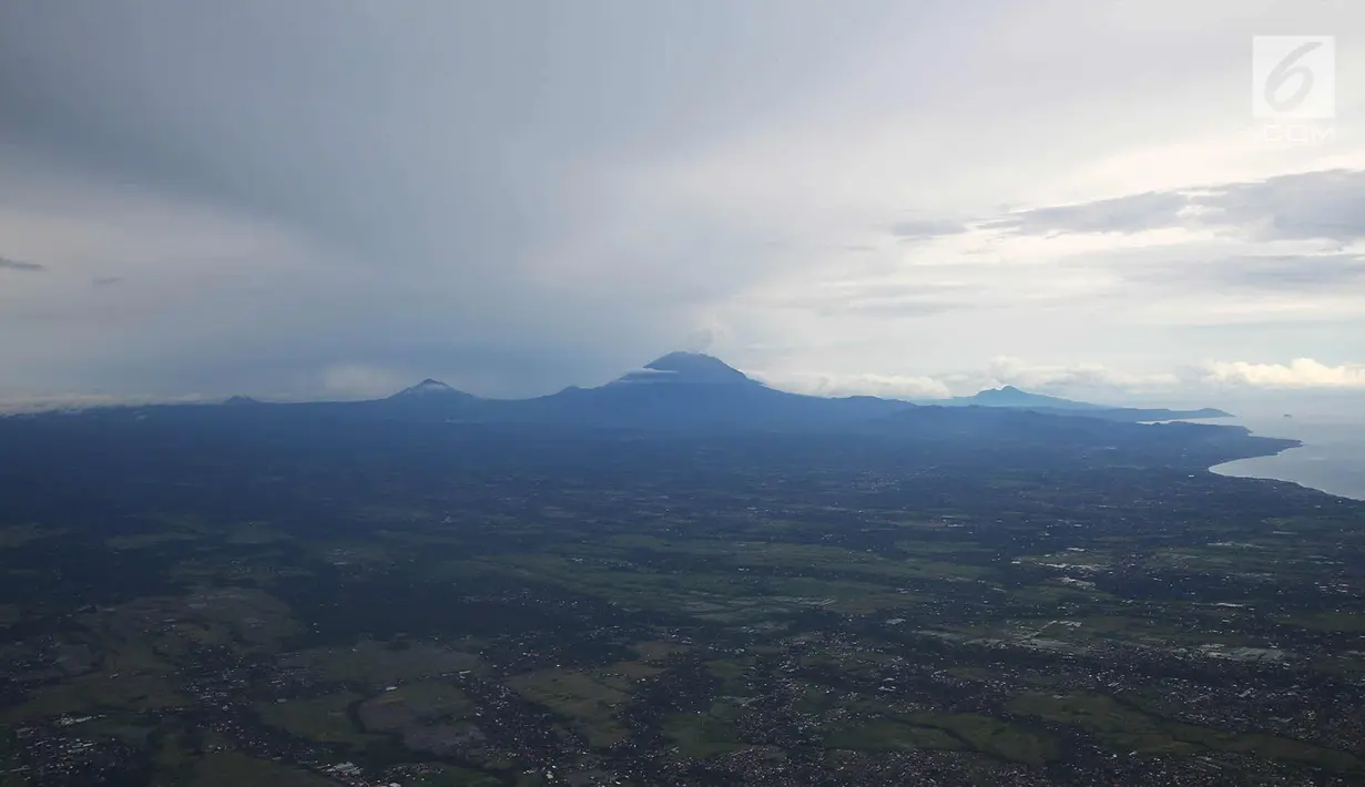 Pemandangan Gunung Agung terlihat dari udara, Bali, Kamis (30/11). Kepala Sub Bidang Mitigasi Pemantauan Gunung api Wilayah Timur PVMBG, Devy Kamil Syahbana mengatakan, asap vulkanik Gunung Agung menggalami penurunan. (Liputan6.com/Immanuel Antonius)