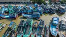 Ribuan nelayan memilih berhenti beroperasi sehingga aktivitas ekonomi pesisir mengalami tekanan. Tampak dalam foto, pemandangan udara menunjukkan kapal-kapal nelayan berlabuh di Pelabuhan Juwana, Jawa Tengah, Rabu 6 Mei 2026. (Devi RAHMAN/AFP)
