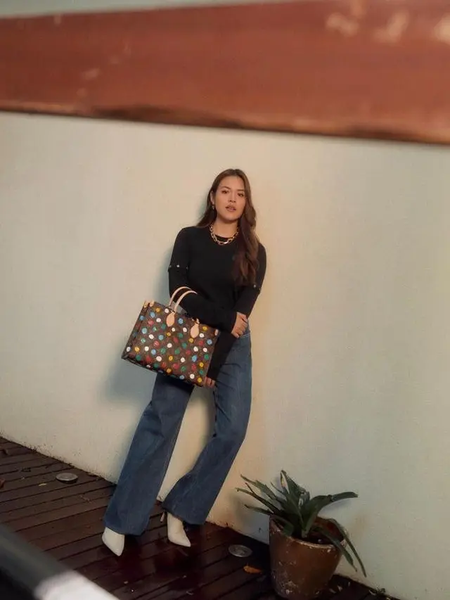 Adu Gaya 8 Seleb Pakai Tas Louis Vuitton x Yayoi Kusama, Nayeon Twice hingga Bunga Citra Lestari