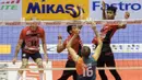 Pevoli Jakarta BNI Taplus, Jose Da Silviera, berusaha melakukan blocking saat melawan Jakarta Pertamina Energi. BNI Taplus akhirnya berhasil menang telak 3-0.(Bola.com/Vitalis Yogi Trisna)