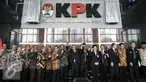 Para pemimpin KPK baru dan lama berfoto bersama usai peresmian gedung baru KPK di Jakarta, Selasa (29/12). Gedung baru ini berlantai 16 Namun, penggunaan gedung ini baru bisa digunakan pada Maret mendatang. (Liputan6.com/Faizal Fanani)