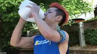 [VIDEO] Pria Ini Minum Segalon Susu dalam Waktu Kurang  20 Detik