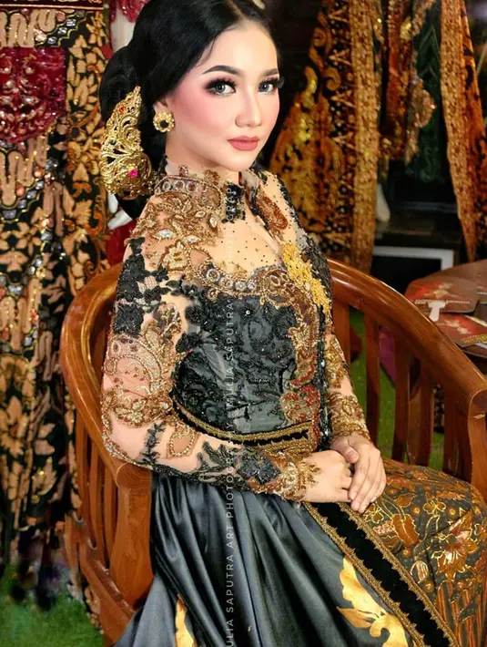 Lala Widy tampil cantik dengan kebaya perpaduan hitam dan emas. Setelan kebaya itu membuat ibu satu anak tersebut makin terlihat menawan. Apalagi makeup dan sanggul yang dikenakan, tampak kian memesona. (Liputan6.com/IG/@lala__widy)
