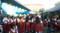 Cerita Para Ayah Antar Anak pada Hari Pertama Sekolah