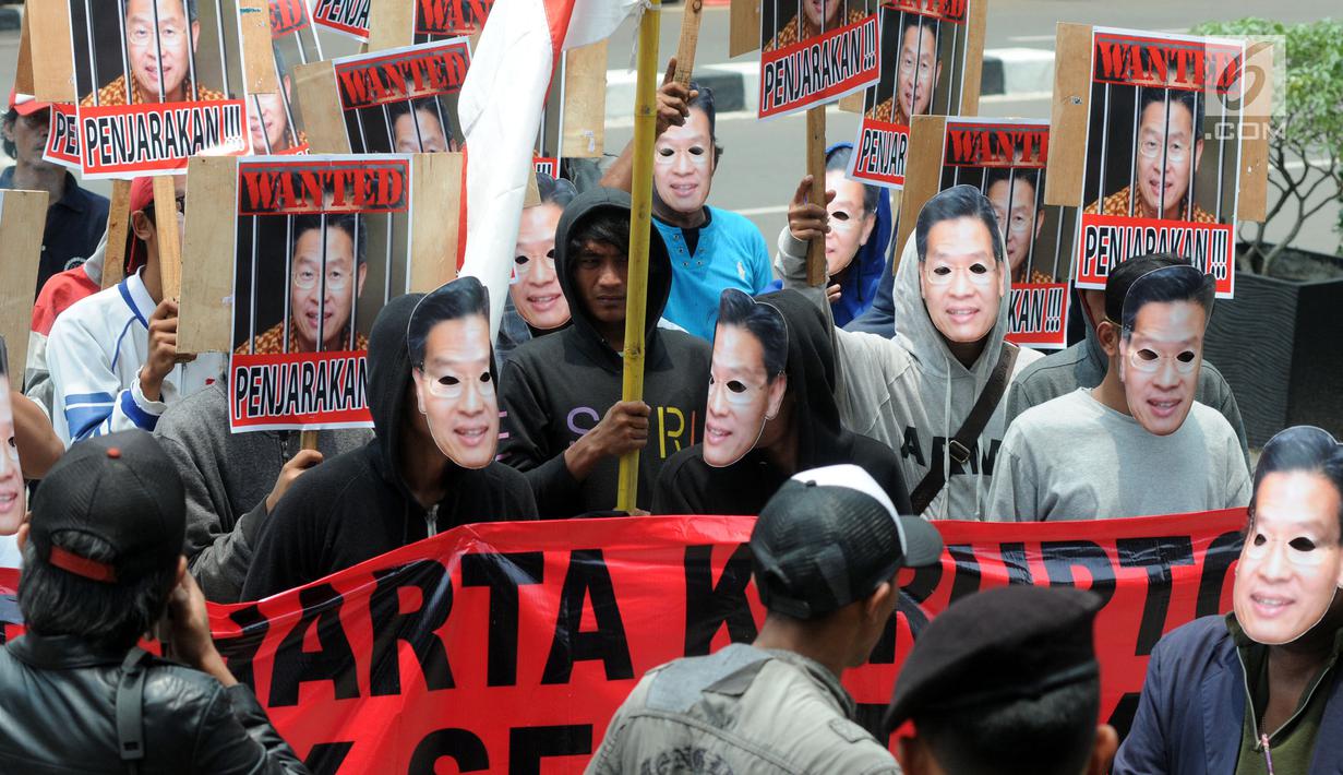 Sejumlah massa bertopeng CEO Lippo Group, James Riady menggelar unjuk rasa di depan Gedung KPK, Jakarta, Rabu (25/10). Massa menuntut KPK segera menyeret James Riyadi terkait kasus dugaan suap perizinan proyek Meikarta. (Merdeka.com/Dwi Narwoko)