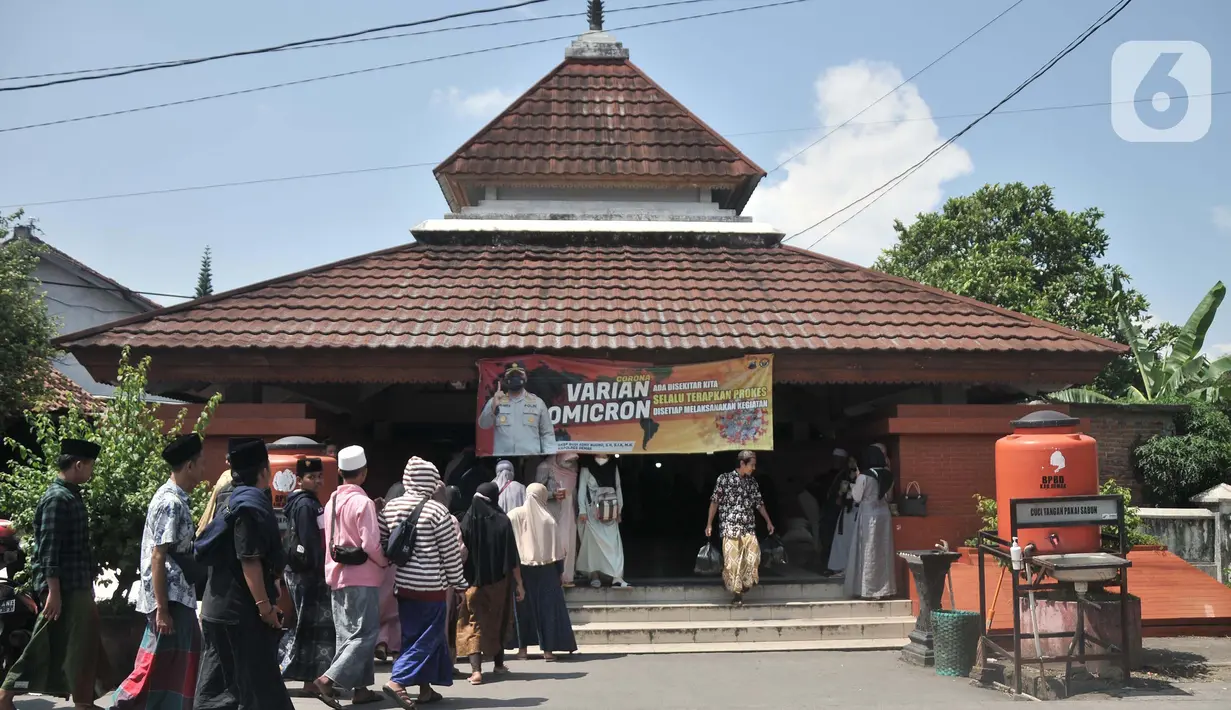 <p>Umat muslim berziarah ke makam Raden Syahid atau Sunan Kalijaga di Desa Kadilangu, Demak, Jawa Tengah, Selasa (29/3/2022). Setelah sempat ditutup akibat pandemi Covid-19, makam salah satu Wali Songo tersebut ramai didatangi peziarah sebagai tradisi jelang Ramadhan. (merdeka.com/Iqbal S Nugroho)</p>
