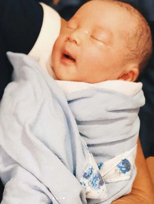 Nord Kiano Julian, anak pasangan Rinni Wulandari dan Jevin Julian, lahir pada hari Senin (19/2/2018), pagi hari, di RS Pondok Indah, Jakarta Selatan. (Instagram/jevinjulian)