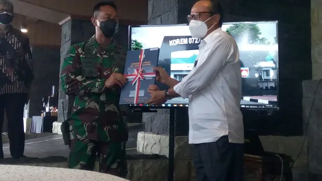 Serah terima sertifikat hak pakai TNI AD dari kepala Kanwil BPN Jateng kepada KSAD TNI Jenderal Andika Perkasa di Makorem 072/Pamungkas Yogyakarta, Sabtu (4/9/2021). (Foto: Liputan6.com/Rudal Afgani Dirgantara)