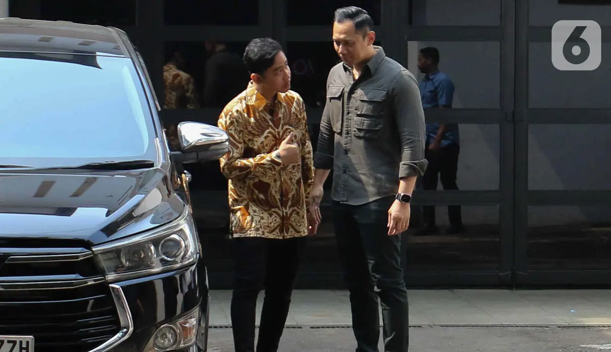 Gibran terlihat mengenakan kemeja batik berwarna cokelat keemasan, sedangkan AHY memakai baju hijau lumut khas tentara. (Liputan6.com/Herman Zakharia)