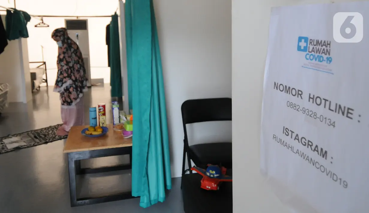 Seorang perempuan melaksanakan sholat di dalam Rumah Lawan COVID-19 (RLC) Serpong, Tangerang Selatan, Banten, Rabu (2/6/2021). RLC merawat lebih dari 60 pasien positif covid-19 yang melonjak drastis lebih dari 50 persen pasca lebaran. (merdeka.com/Arie Basuki)