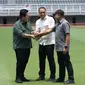 Zainudin Amali bersama Erick Thohir dan Wali Kota Surabaya Eri Cahyadi di Gelora Bung Tomo Surabaya. (Dian Kurniawan/Liputan6.com)