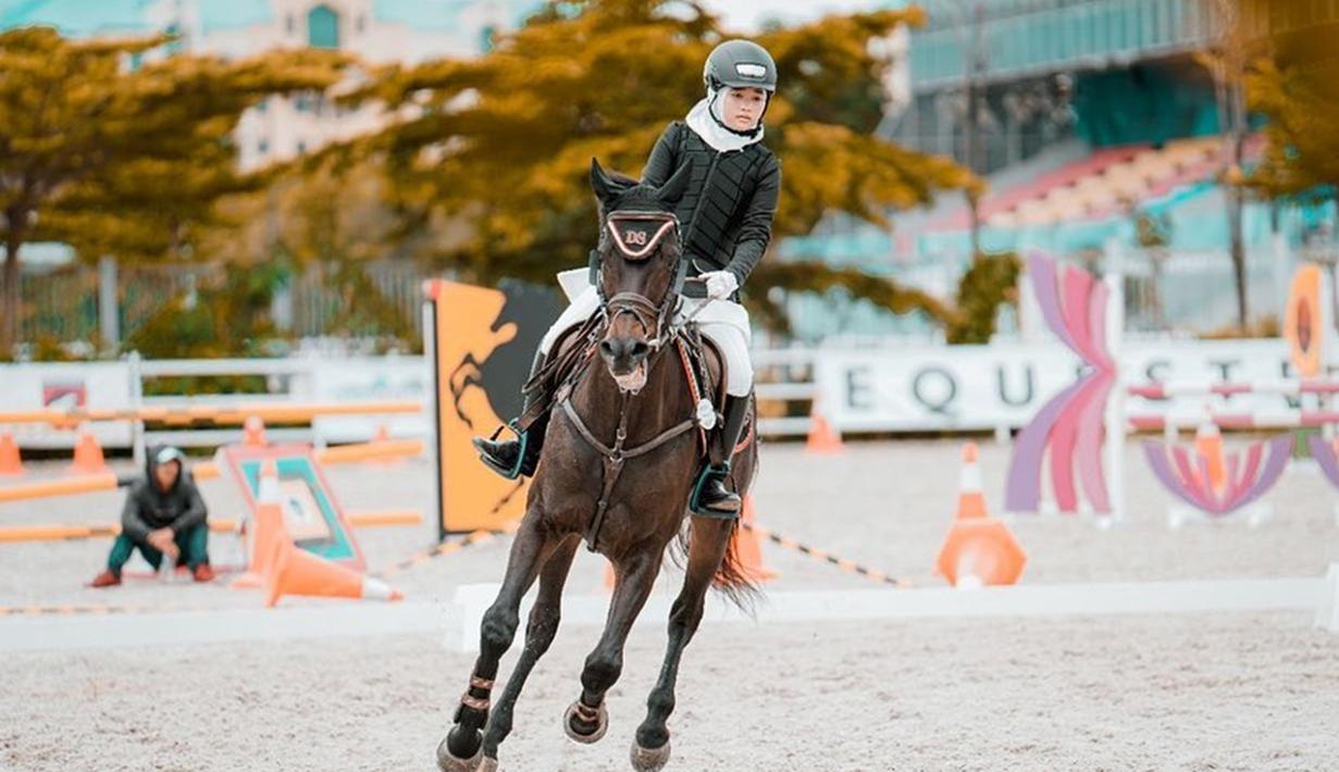 Melalui akun Instagram, Aisha diketahui memiliki hobi berkuda. Bahkan, olahraga yang berasal dari hobi ini juga membuat Aisha bisa mengikuti sebuah kompetisi. (Liputan6.com/IG/@aishakeem15)