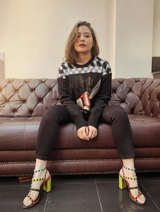 “Sebagai public figure kan kita harus public speaking yang bagus. Makanya aku ambis sama kuliah aku karena jurusannya juga akan menunjang pengalaman aku," tambah Prilly Latuconsina. (Instagram/prillylatuconsina96)