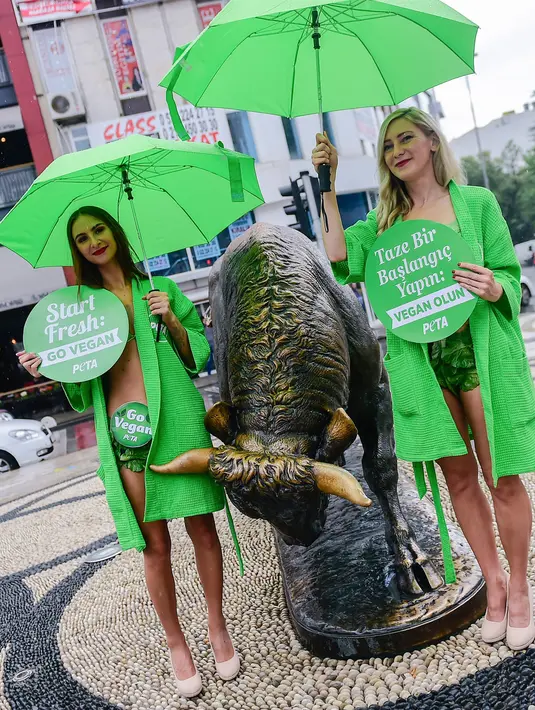 Dua aktivis wanita dari PETA yang menyebut diri mereka "Selada Ladies" saat mempromosikan gaya hidup vegan di Istanbul, Turki (17/8). Kampanye hidup vegan ini akan berlanjut ke negara Amerika Serikat dan Eropa. (AFP Photo/Yasin Akgul)