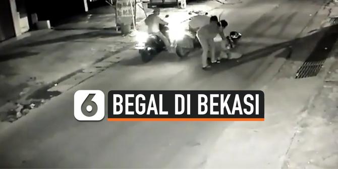 VIDEO: Terekam CCTV, Kawanan Begal Bercelurit Rampas Motor di Bekasi