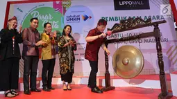 Kepala Badan Ekonomi Kreatif Triawan Munaf pukul gong saat membuka Pasar Kita oleh Sahabat UMKM di Lippo Mall Puri, Jakarta, Sabtu (10/3). Kegiatan Pasar Kita diikuti lebih dari 55 booth UMKM. (Liputan6.com/Pool)