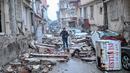 <p>Seorang pria berlari di sepanjang jalan yang dipenuhi puing-puing, di Hatay, sehari setelah gempa berkekuatan 7,8 magnitudo melanda Turki, Selasa (7/2/2023). Tim penyelamat di Turki dan Suriah menghadapi cuaca dingin, gempa susulan, dan bangunan yang runtuh, saat mereka menggali untuk para penyintas yang terkubur oleh gempa bumi yang menewaskan lebih dari 5.000 orang. (BULENT KILIC / AFP)</p>