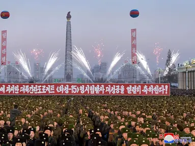 Foto yang dikeluarkan Kantor Berita Pusat Korea Utara pada tanggal 2 Desember 2017 menunjukkan tentara Korea Utara dan warga Pyongyang merayakan deklarasi Korea Utara usai uji coba peluncuran rudal antar benua atau balistik. (AFP/KCNA VIA KNS)