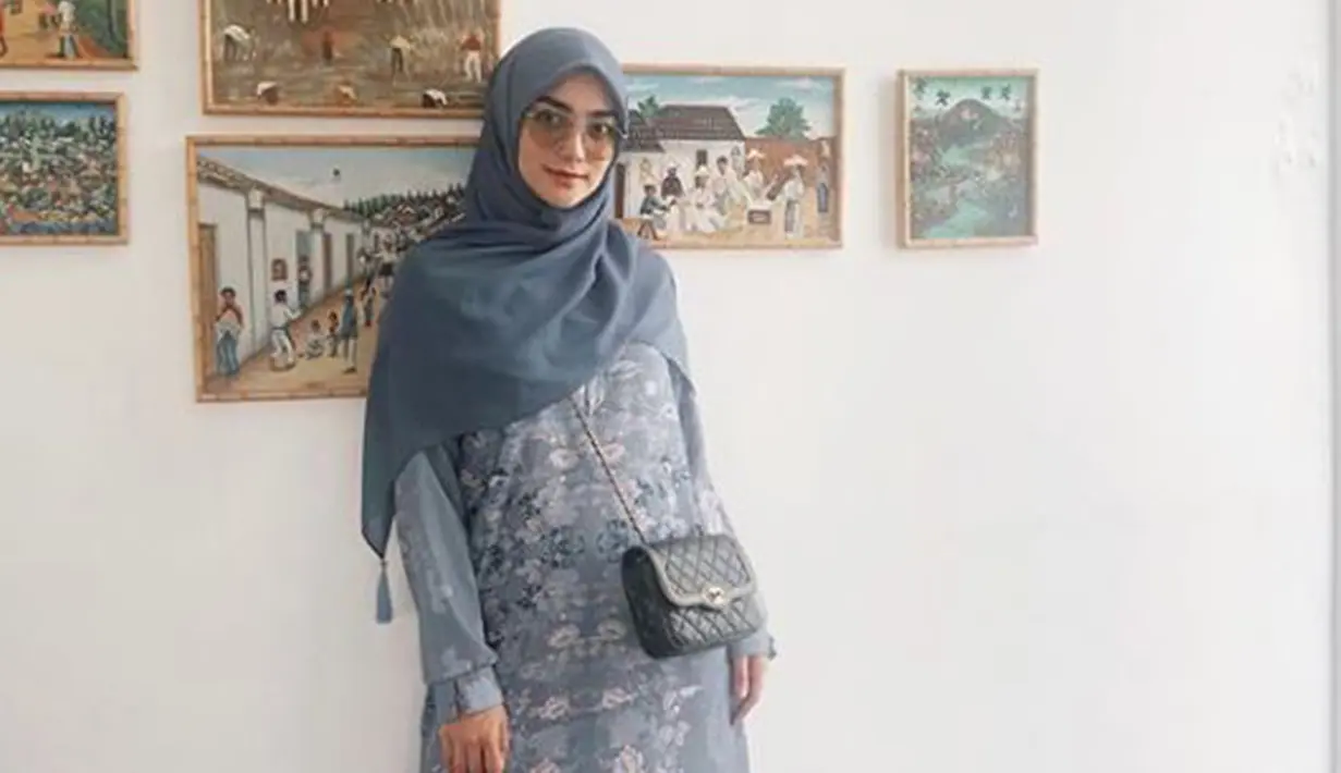 Selain warna cerah, wanita kelahiran 1994 ini juga kerap memakai outfit berwarna pastel yang memberi kesan look yang lebih anggun. (Liputan6.com/IG/@citraciki)