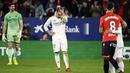 Raut kecewa pemain Real Madrid, Raul Asencio setelah Osasuna mencetak gol kedua mereka dalam laga lanjutan Liga Spanyol di El Sadar Stadium, Pamplona, Spanyol, Sabtu (21/02/2026) waktu setempat. (AFP/Ander Gillenea)