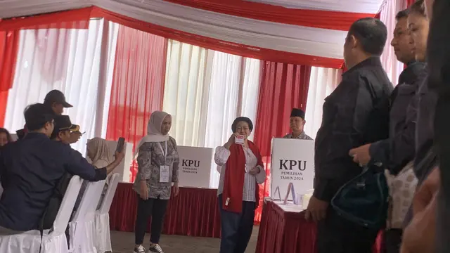 Presiden kelima RI yang juga Ketua Umum DPP PDIP Megawati Soekarnoputri dan Ketua DPR Puan Maharani menggunakan hak pilihnya di Pilkada Jakarta 2024 di TPS 024, Kebagusan.