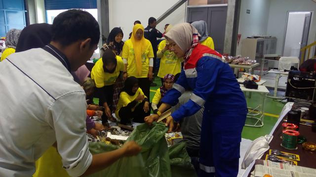Juru Bicara PGE unit Karaha Asmaul Khusna nampak antusias mengikuti pelatihan pengolahan sampah rumah tangga bersama seluruh peserta pelatihan