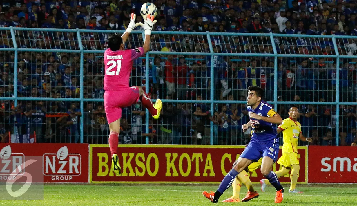 Kiper Arema, Wardana berusaha menangkap bola yang menuju ke arahnya saat laga melawan Sriwijaya FC di Piala Presiden 2015, Malang, Sabtu (3/10/2015). Pertandingan berakhir imbang dengan skor 1-1. (Liputan6.com/Yoppy Renato)