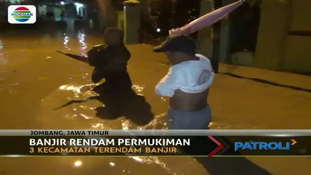 Hujan lebat pada Selasa (19/12) malam, mengakibatkan ratusan rumah di Jombang, Jawa Timur, terendam banjir.