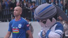 Emje bersanding dengan bomber PSIS Semarang asal Brasil, Bruno Silva (kiri) menjelang pertandingan. (Bola.com/Vincentius Atmaja)