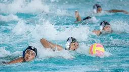 Pemain Kusuma Harapan, Akhdan Rifqi mengejar bola dalam laga polo air melawan Pasundan Raya Warriors saat Indonesia Open Aquatic Championships 2025 di Stadion Akuatik Gelora Bung Karno, Senayan, Jakarta, Rabu (12/11/2025). (Bola.com/Bagaskara Lazuardi)