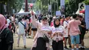 Fans berpose saat tiba untuk menyaksikan Konser BLACKPINK di Stadion Utama Gelora Bung Karno (SUGBK), Jakarta, Sabtu (11/3/2023). Konser bertajuk "Born Pink" tersebut digelar dari selama 2 hari pada 11 - 12 Maret 2023. (Liputan6.com/Faizal Fanani)