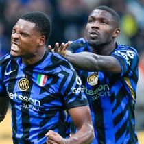 Pemain Inter Milan, Denzel Dumfries, melakukan selebrasi setelah mencetak gol ke gawang Juventus pada laga Liga Italia di Stadion Giuseppe Meazza, Minggu (27/10/2024). (AP Photo/Luca Bruno)