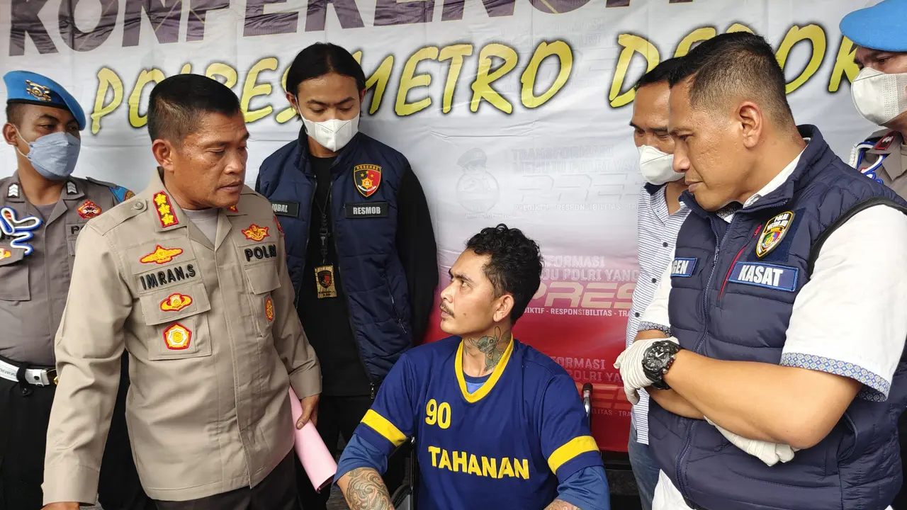 Polres Metro Depok berhasil menangkap pelaku berinisial SR alias P (27) dilokasi persembunyiannya di Brebes, Jawa Tengah.