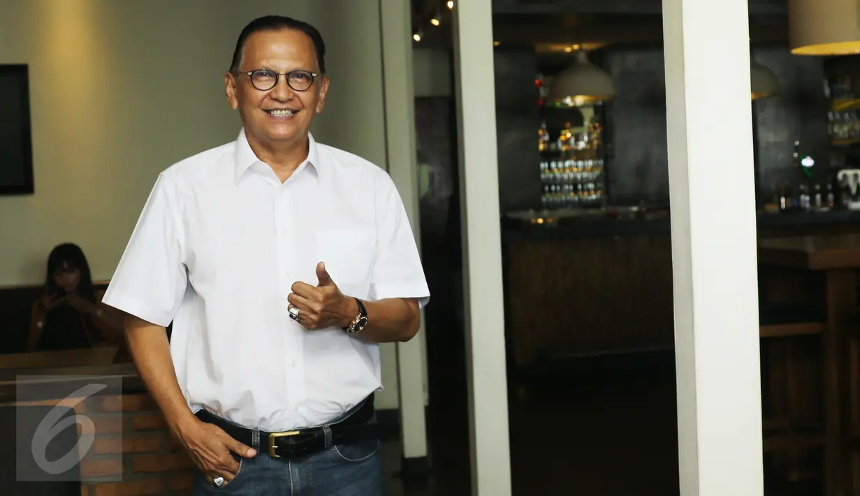 Roy Marten usai memberikan bantahan terkait kabar dirinya menikah lagi dengan perempuan muda bernama Dini Indriani, di kawasan Mahakam, Jakarta, Jumat (30/12). Roy Marten berharap media tak lagi membahas masalah tersebut. (Liputan6.com/Herman Zakharia)